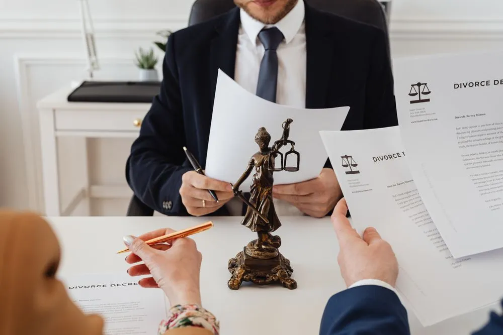 Advogado analisando contrato com balança da justiça